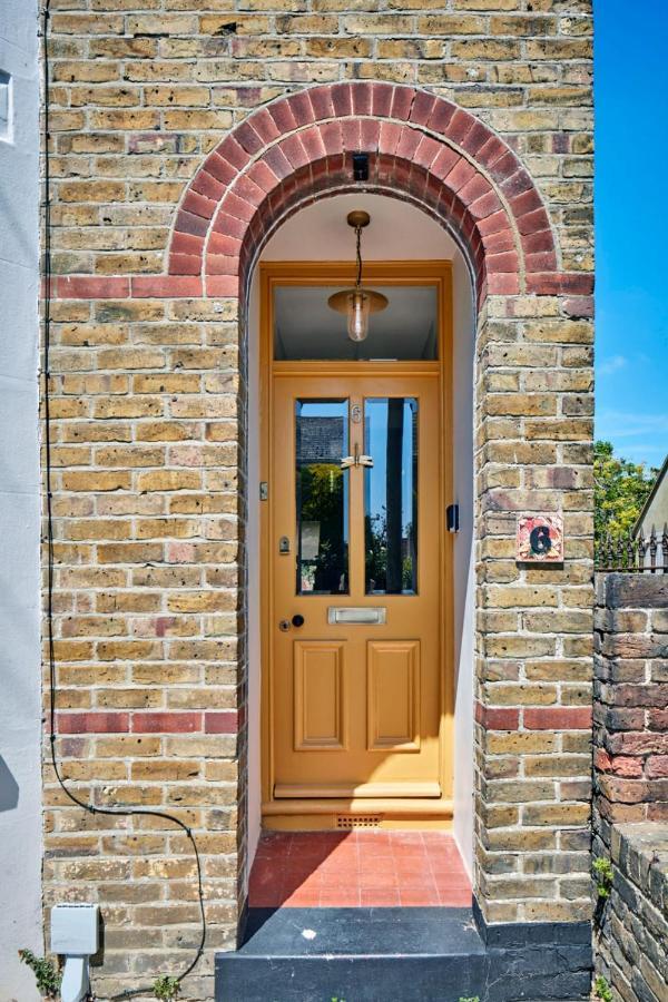 House On Beaconsfield Spacious Seaside Home Perfect For Relaxing With Friends Or Family Deal Kültér fotó
